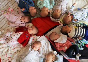 Sleep consulting for mothers groups shows babies on a blanket
