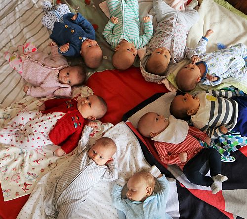 Sleep consulting for mothers groups shows babies on a blanket